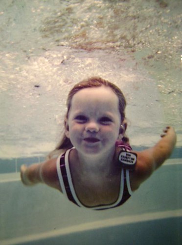 Bebé durante sesión de hidroterapia en piscina terapéutica